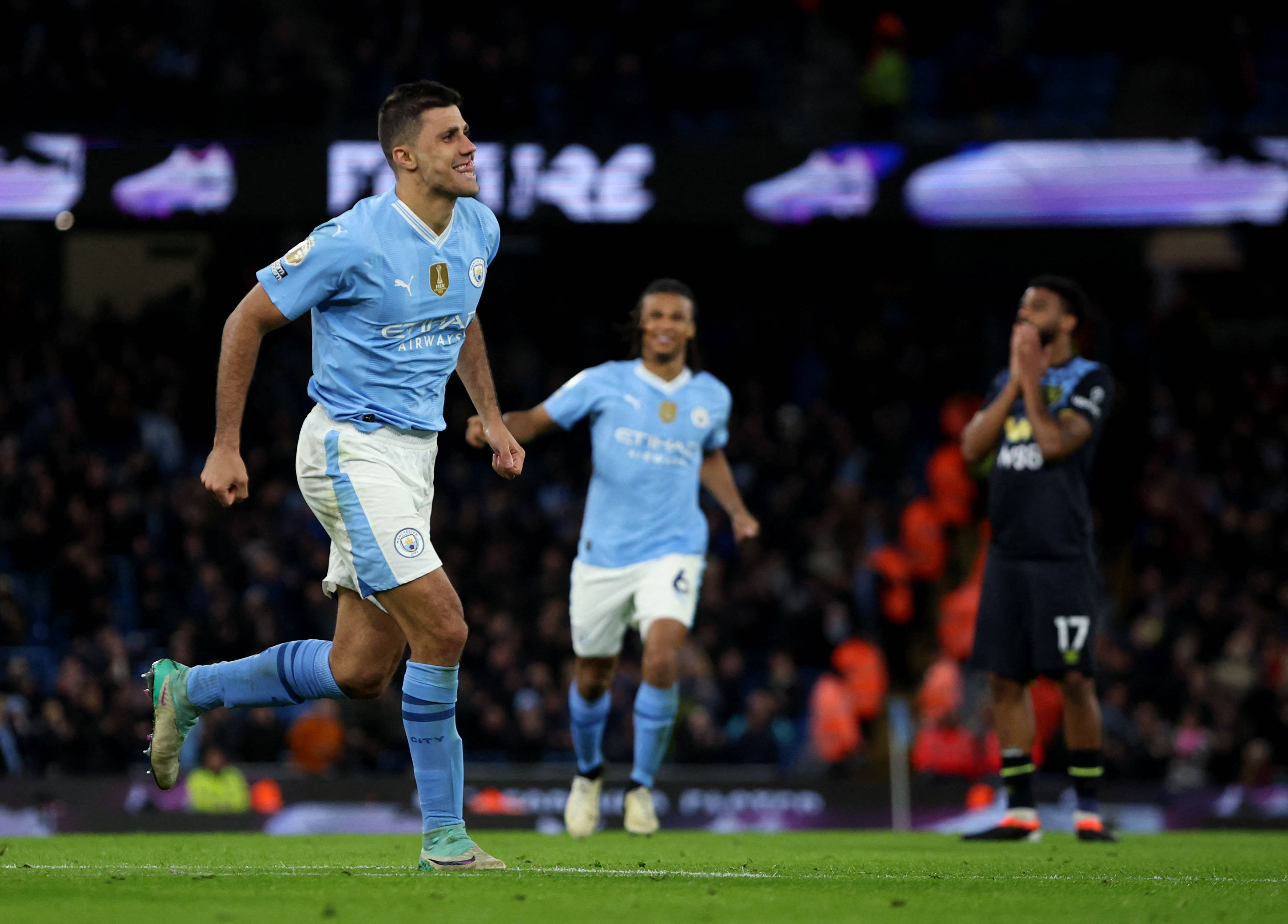 比赛中球员们展现出色的球技吸引眼球 比赛中球员们展现出色的球技吸引眼球