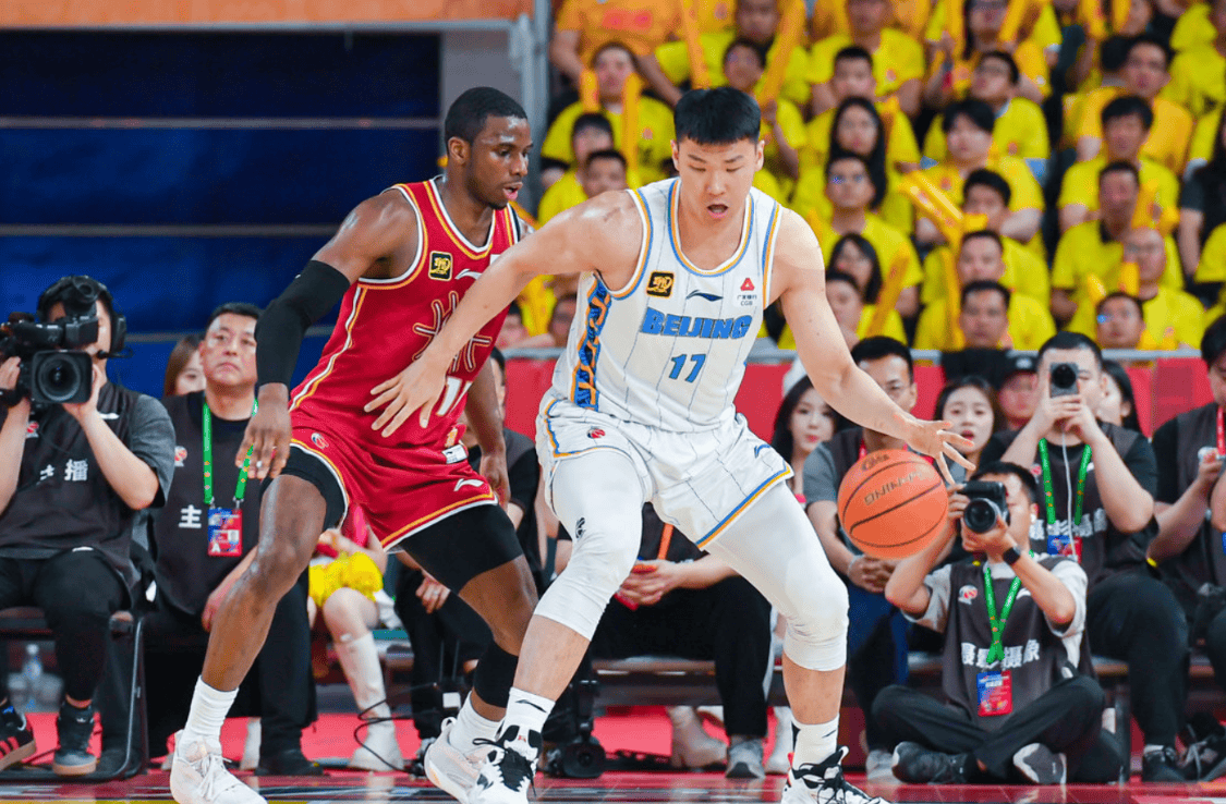 球队内线球员在关键时刻挺身而出的简单介绍 球队内线球员在关键时刻挺身而出的简单介绍