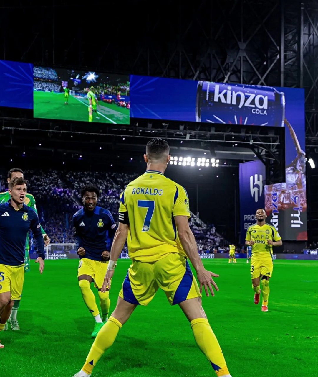 比利时鏖战曼联，本泽马点燃赛场的简单介绍